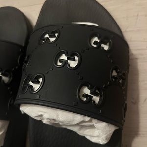 BRAND NEW NEVER WORN*** Men’s US Size 9 Black Rubber Gucci Slides!!